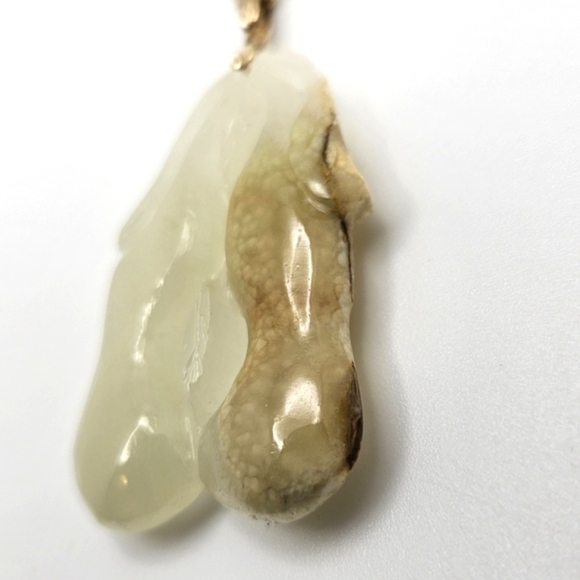 ๐ข3/$19๐ข Tan Brown Jade? Unknown Carving Necklace Gold Tone Chain - Picture 4 of 6